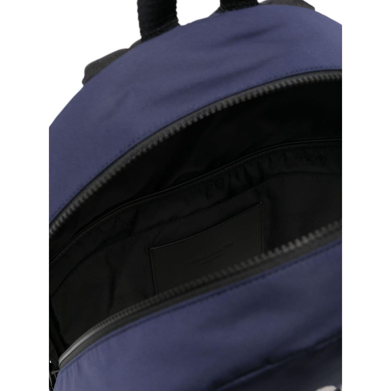 Front view with bag zipped and handles upright.