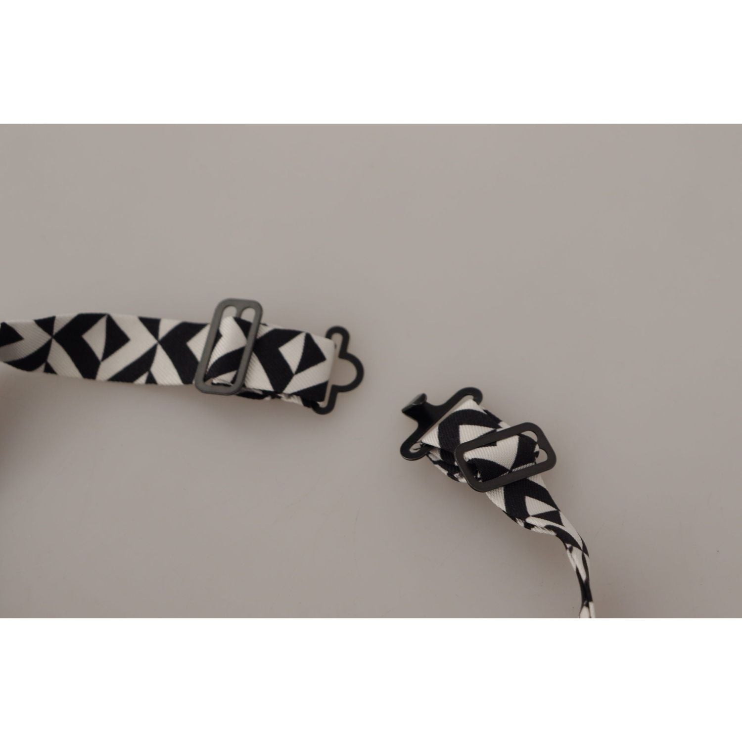 ربطة عنق سوداء أنيقة من الحرير من دولتشي آند غابانا للرجل الأنيق