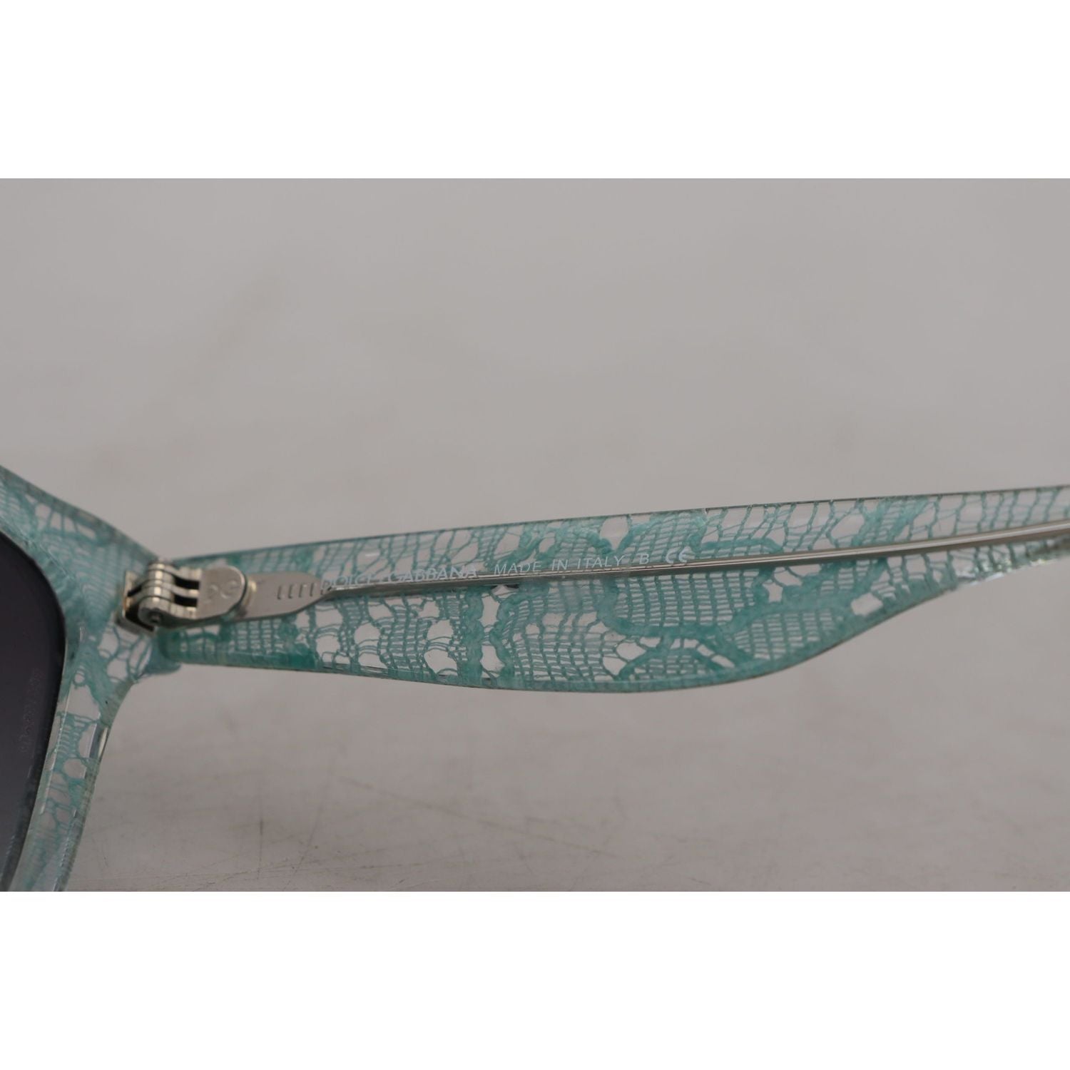 نظارات شمسية أنيقة من تصميم دولتشي آند غابانا مصنوعة من الدانتيل الصقلي