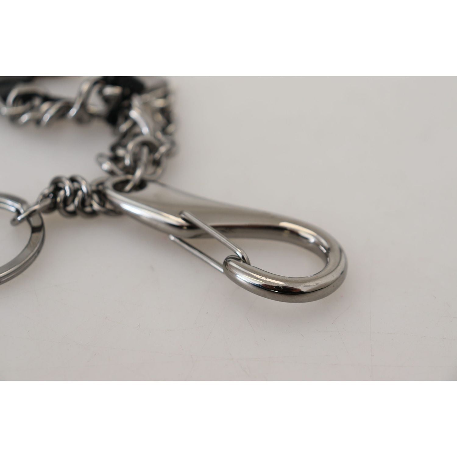 سلسلة مفاتيح أنيقة باللونين الفضي والأسود من تصميم دولتشي آند غابانا