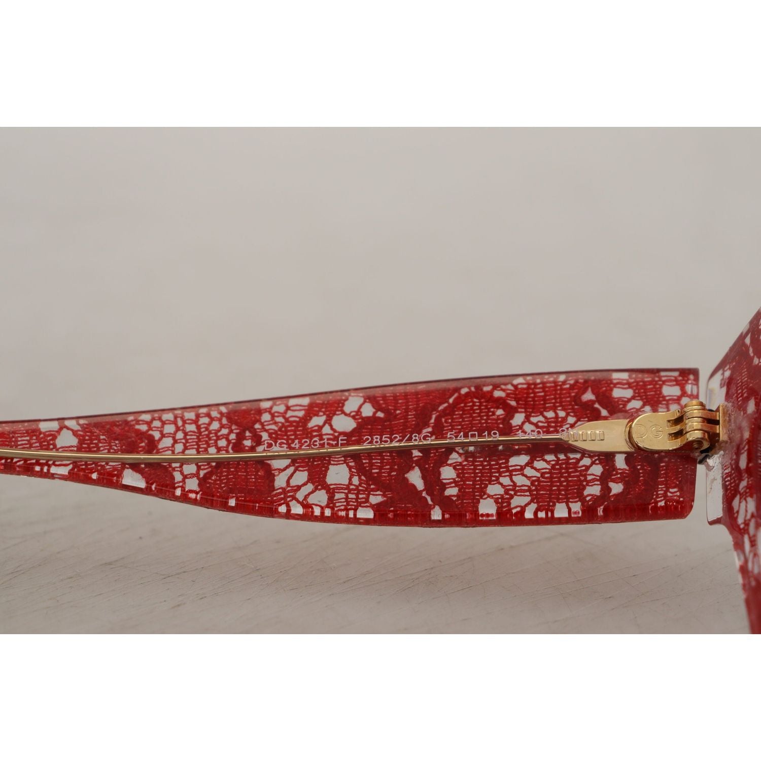 نظارة شمسية دولتشي آند غابانا أنيقة بتفاصيل الدانتيل باللون الأحمر