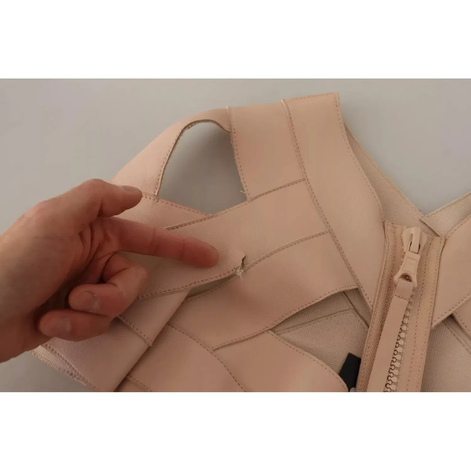 فستان قصير من الجلد باللون البيج من Dsquared² مفتوح الكتفين