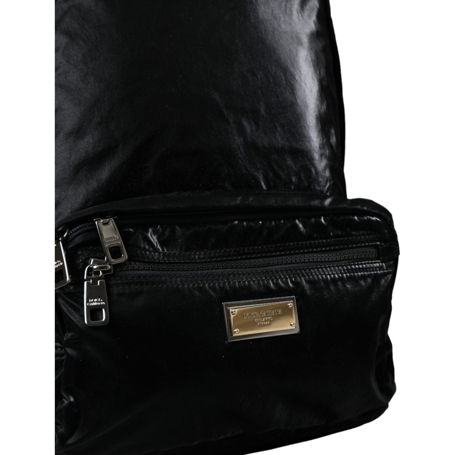 Front view with bag zipped and handles upright.